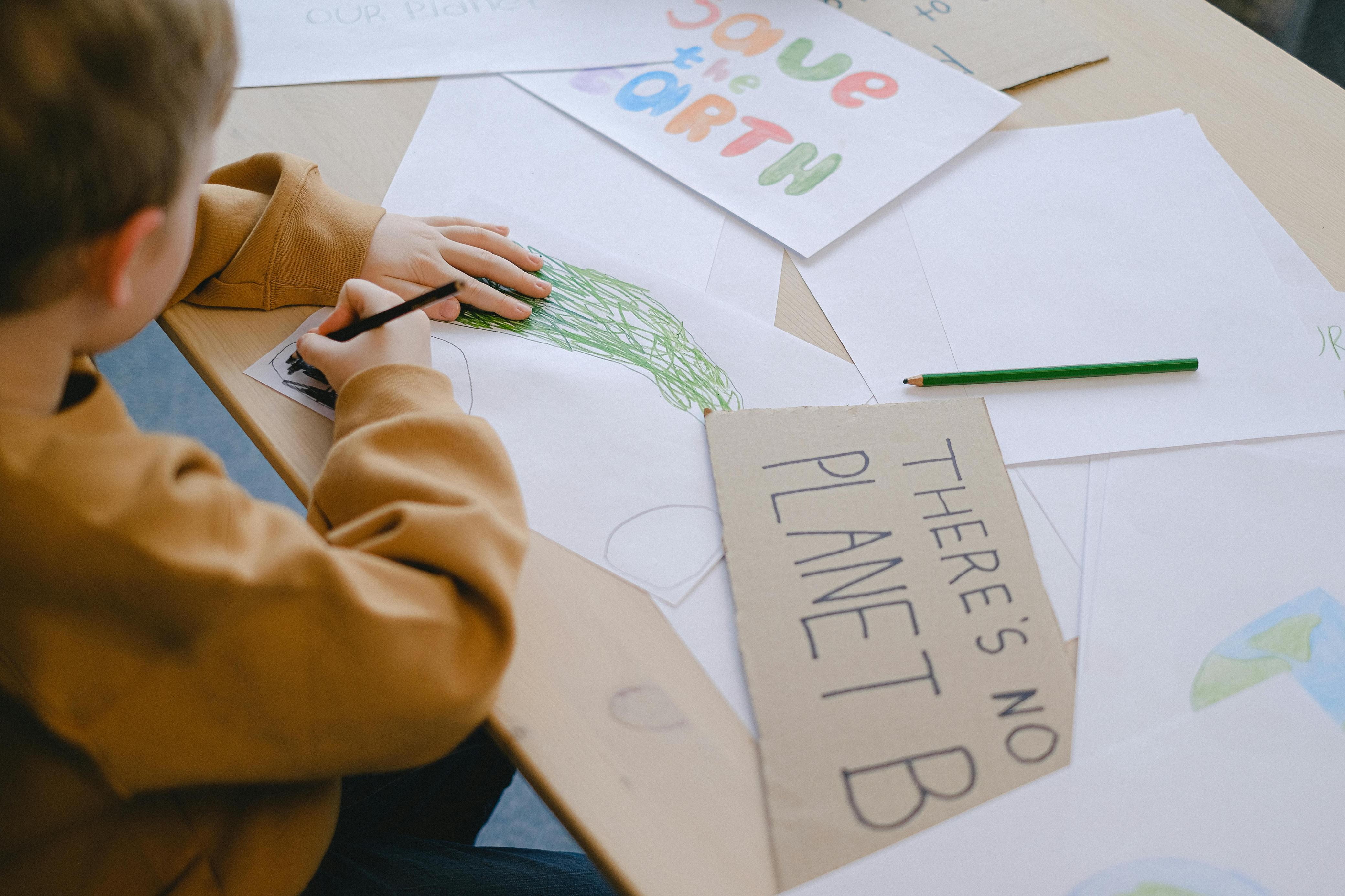 Lernsituation: Kind arbeitet mit Lernbegleiter:in