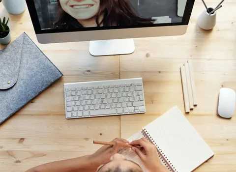 Lernsituation: Kind arbeitet mit Lernbegleiter:in