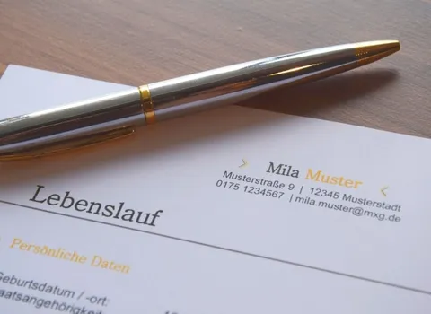 Gemeinsames Lernen am Tisch mit Materialien