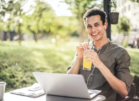 Gemeinsames Lernen am Tisch mit Materialien